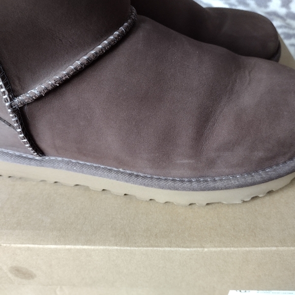 UGG Classic Short Leather Boots - Picture 5 of 7